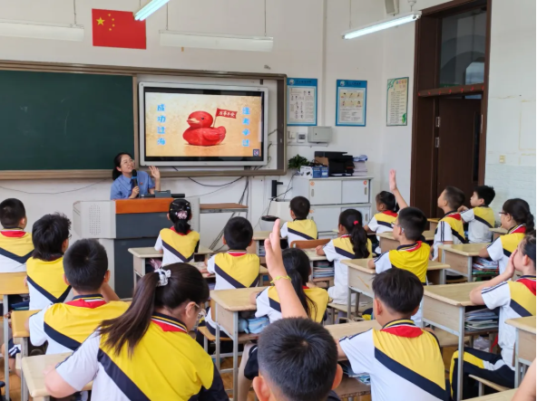 以影释法启新程 法治护航少年行